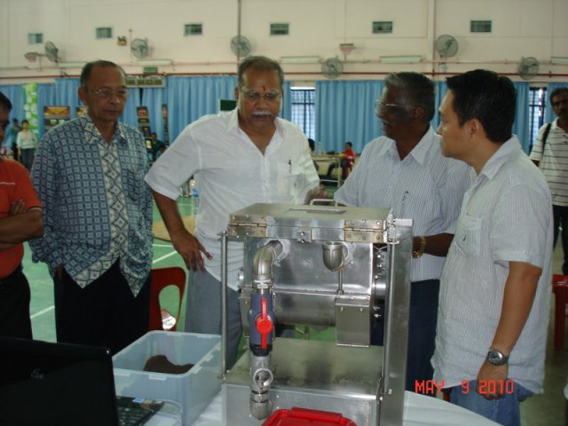 YB Prof Ramasamy melawat pameran mesin membuat kompos di karnival rumahku mesra alam di Taman Chai Leng pada 9-5-2010